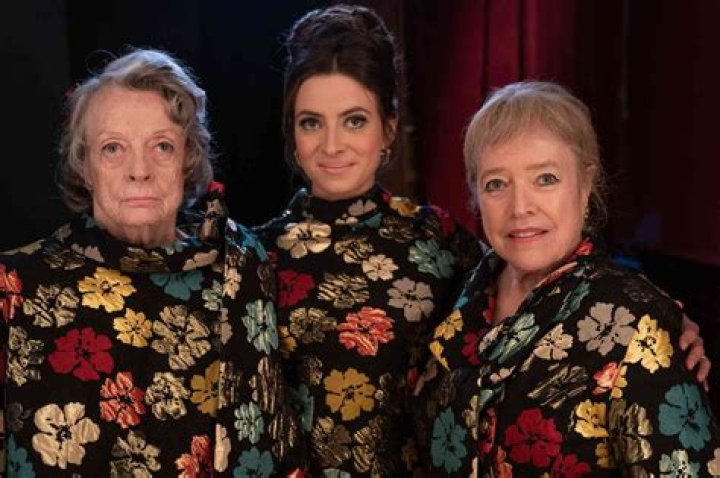 Can kathy bates sing?