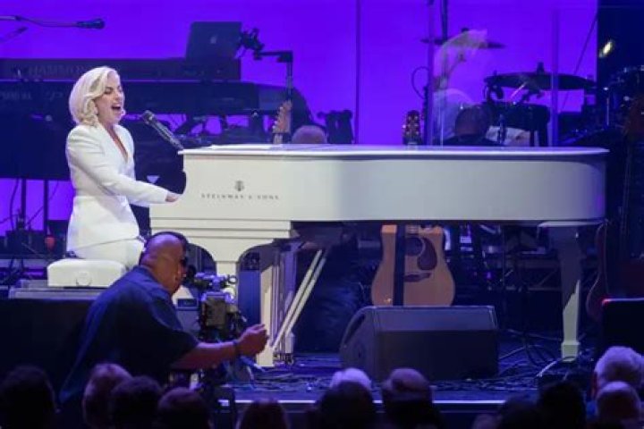 Can lady gaga play the piano?