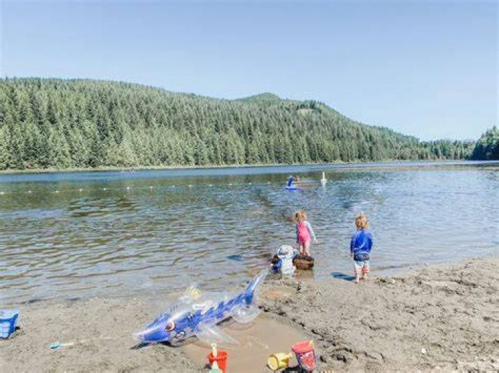 Can you swim in rolley lake?