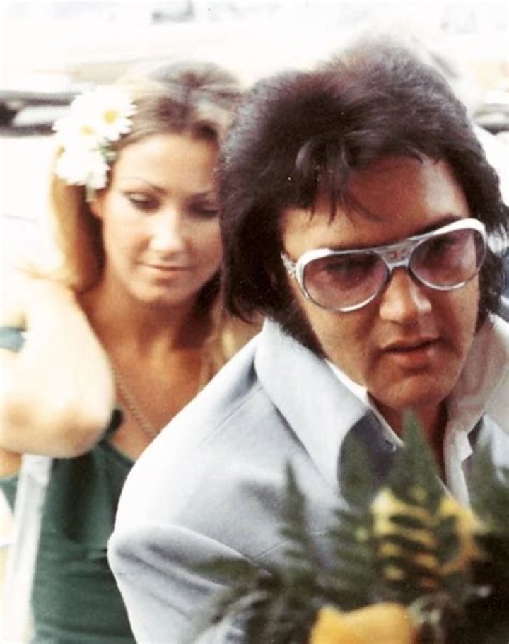 Did elvis have a girlfriend named dyanne?