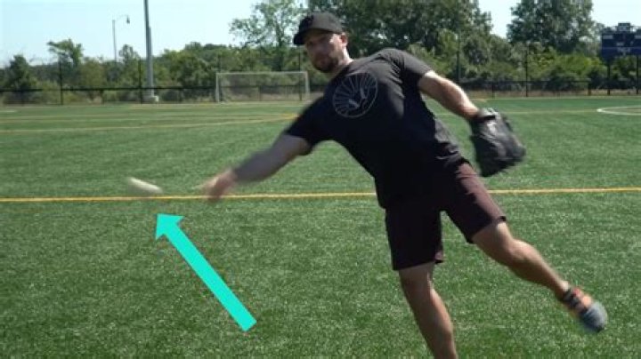 Do baseball players throw sidearm?