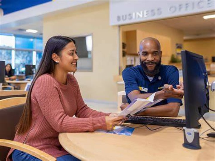 Do carmax salespeople work on commission?