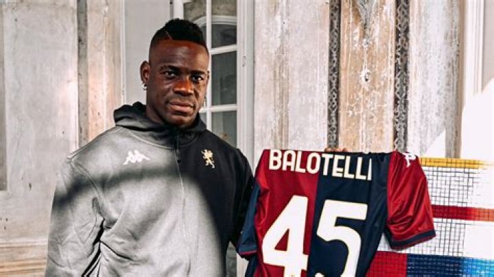 Does balotelli still play football?