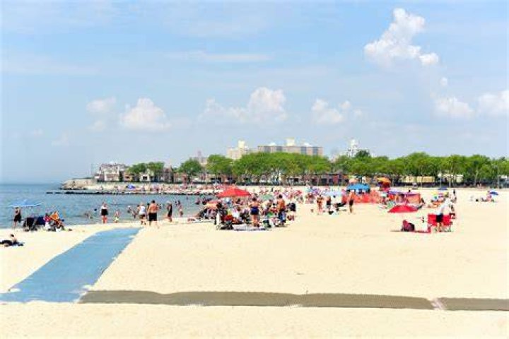 Does manhattan have a beach?