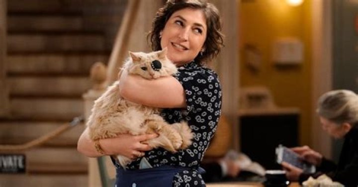 Does mayim bialik play piano?