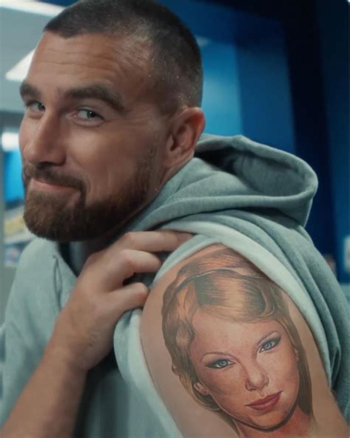 Does taylor swift have a foot tattoo?