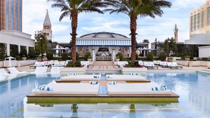 Does venetian have a pool?