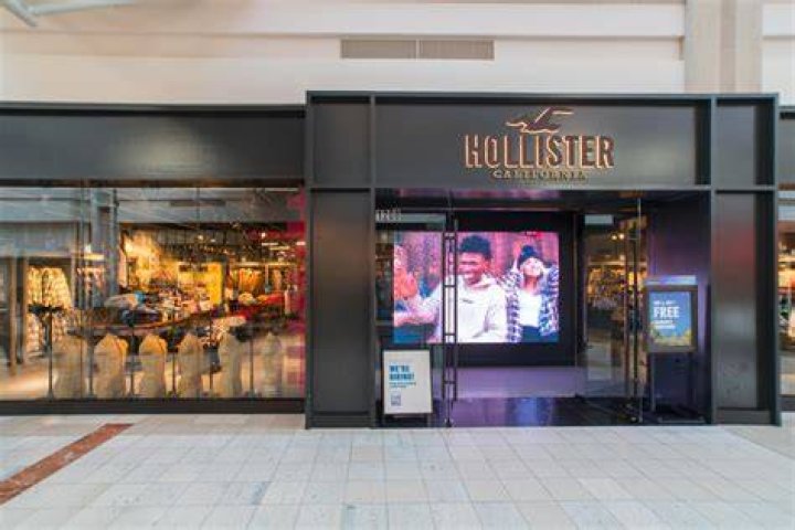 Does wiregrass mall have hollister?