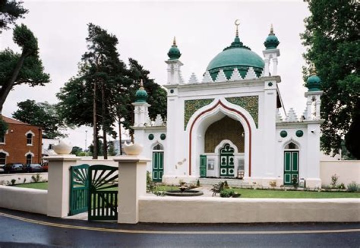 How many mosques in britain?