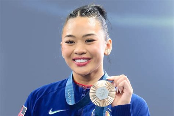 How tall is gymnast suni lee?