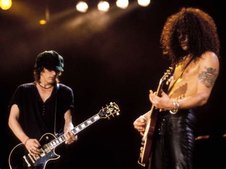 Is izzy stradlin playing with gnr?