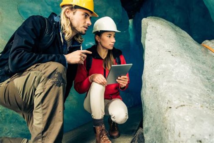 What does a geochemist do?