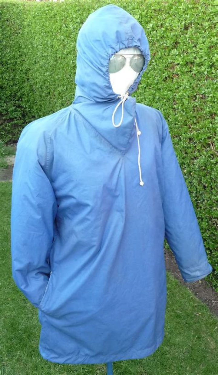 What is an english cagoule?