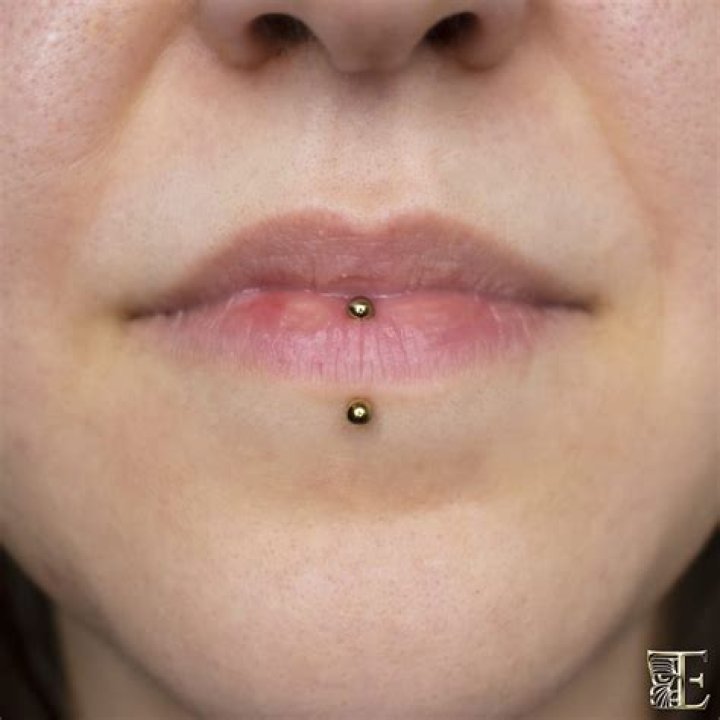 Whats a vertical labret piercing?