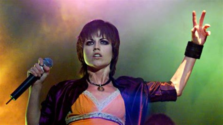 When did the lead singer of the cranberries die?