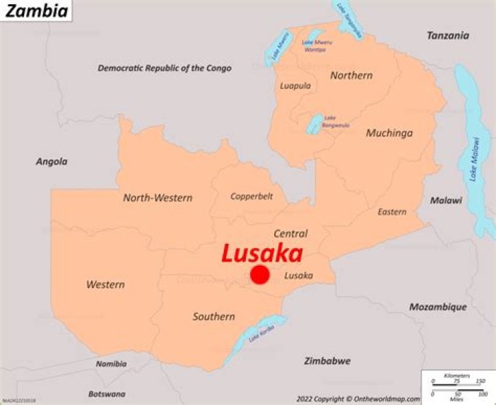 Which country borders lusaka province to the east?