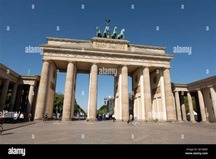 Who built brandenburg tor?