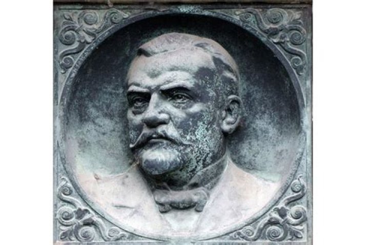 Who invented saccharin sweetener?