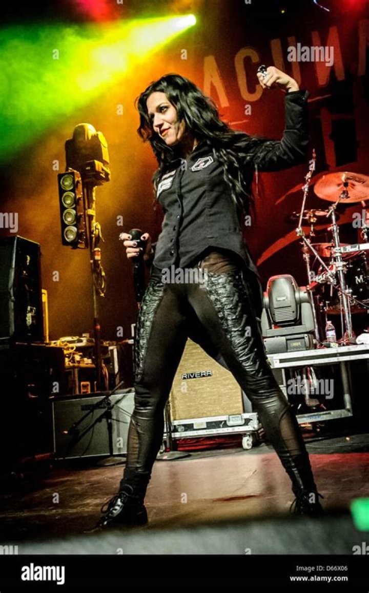 Who is the lead singer of lacuna coil?