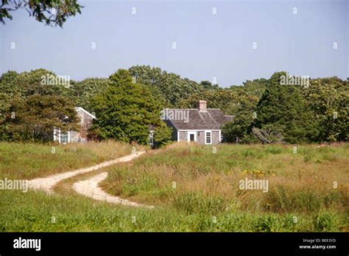 Who lives on chappaquiddick island?