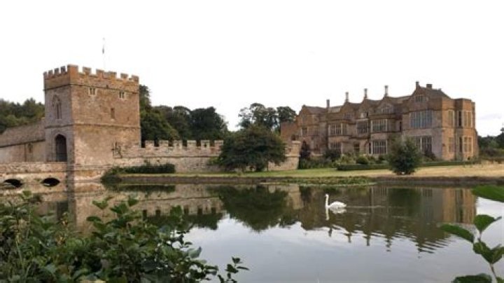 Who owns banbury castle?