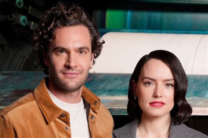 Why does daisy decide to stay with tom?